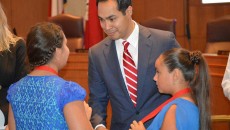 Alyssa and Makayla meet San Antonio Mayor, Julian Castro. (Source: Fitness Funatics)